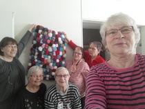 Puikkotyttöjen palloryijy myyjäisiin.