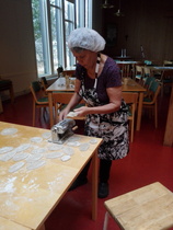 Karjalanpiirakoiden tekoa seurakunnassa.