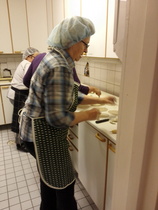 Karjalanpiirakoiden tekoa seurakunnassa.